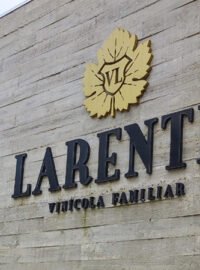 fachada vinicola larentis